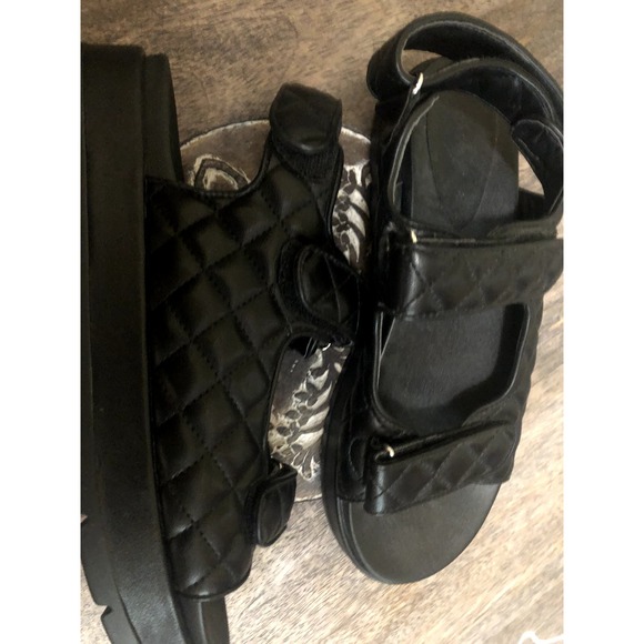 Women's Quilted Strappy Leather Sandals - Picture 4 of 8